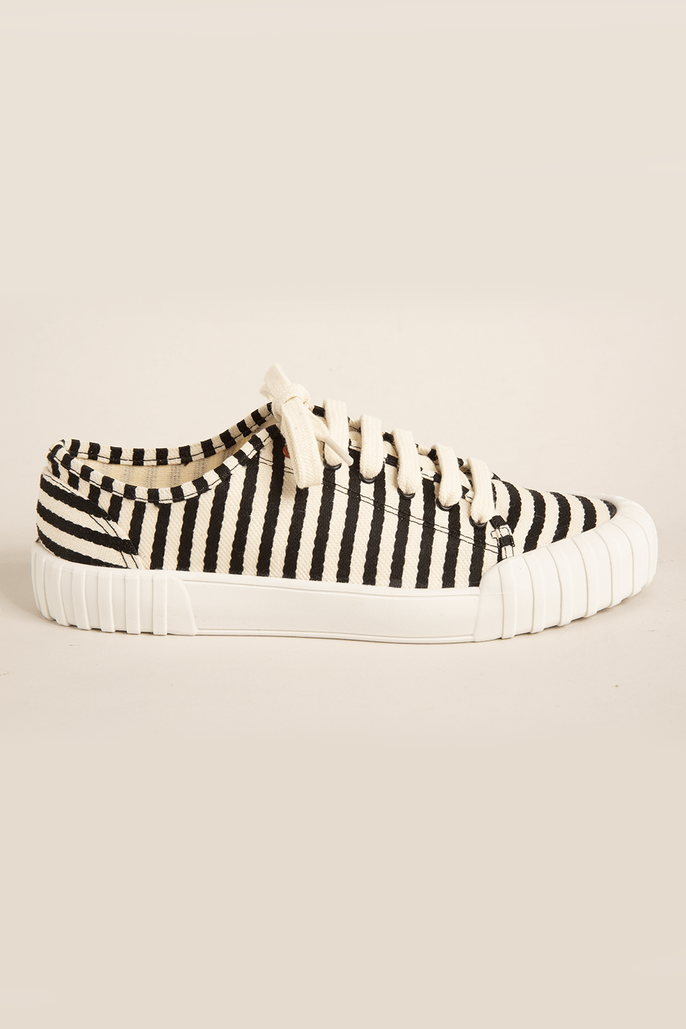 tenis com listra preta